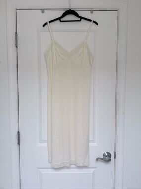 🎀 Vintage Vanity Fair Lace Trim Full Slip – Size 36